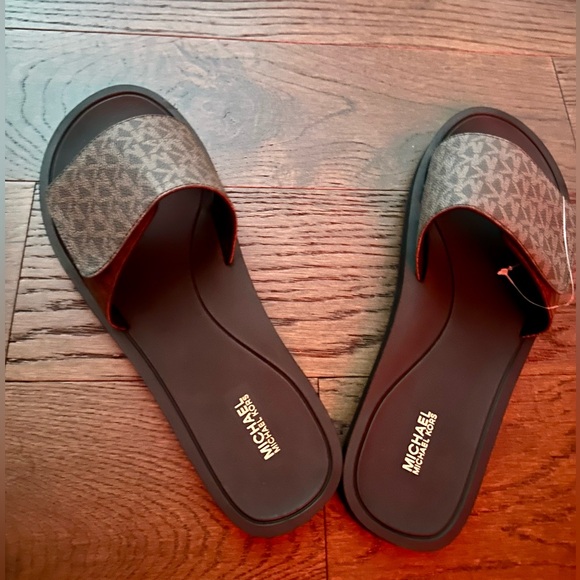 NWOT MICHAEL Michael Kors Wade Signature Logo Slides - Picture 3 of 4